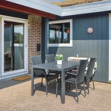 Σπίτι διακοπών Three-bedroom In *